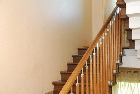 棕色木楼梯