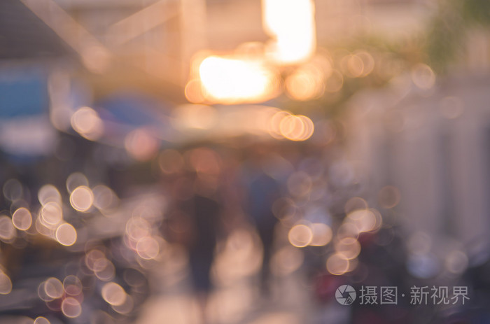 模糊的人走在街上, 色彩鲜艳的散景的背景.旅游理念