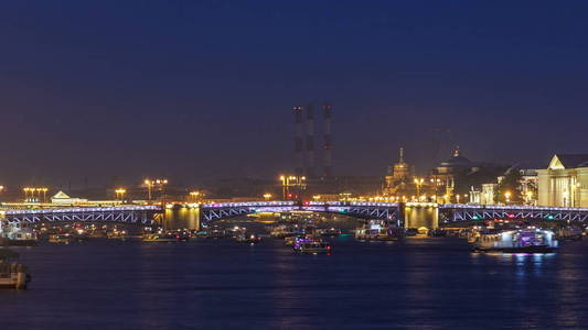 开宫大桥 timelapse, 很多观察游客, 晚上不到河边, 很多船只和船只。俄罗斯, 圣彼得堡