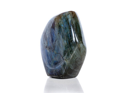 白色背景上的宏观矿物石 Labradorite 特写