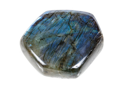 白色背景上的宏观矿物石 Labradorite 特写