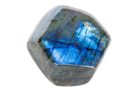 白色背景上的宏观矿物石 Labradorite 特写