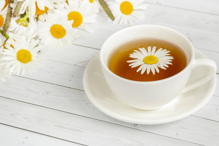 浸泡的菊花茶图片