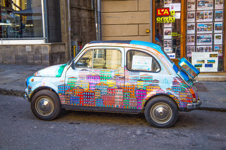 热那亚 Genova, 2017年1月14日老菲亚特 500 Cinquecento 手绘