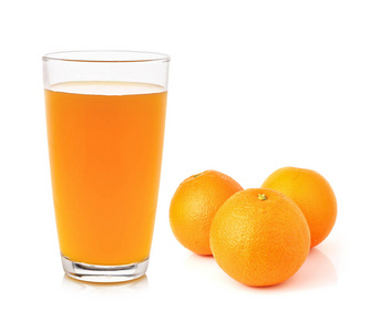 新鲜橘子和玻璃与果汁