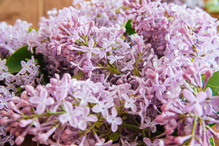 束在木桌上的淡紫色花