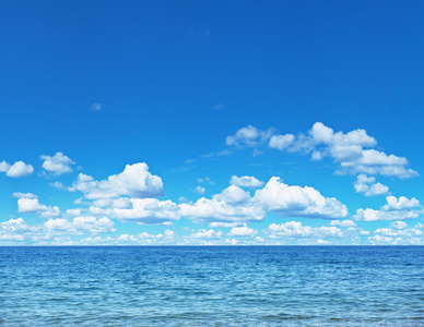 海景与平静的海面，多云的天空