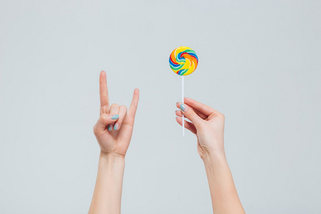 用拇指向上的手势与红色帽子和礼物节日字符矢量插图隔离在白色背景上