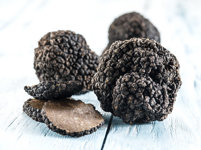 老木桌上的黑菌照片