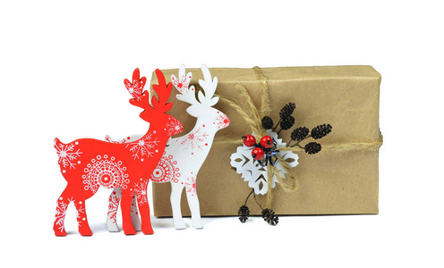 圣诞手工礼物。 木制装饰鹿。 孤立的