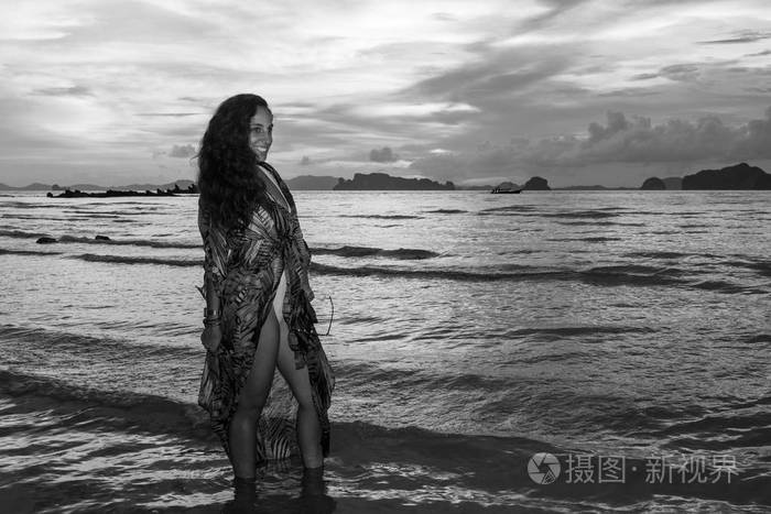 位于泰国甲米奥南海滩的年轻女孩