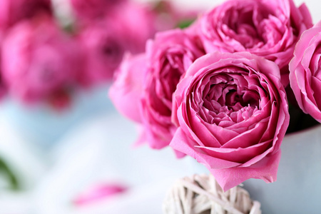 美丽的粉红色玫瑰，插在花瓶里