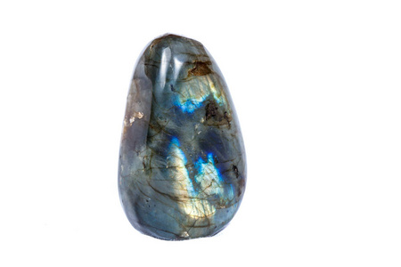 白色背景上的宏观矿物石 Labradorite 特写