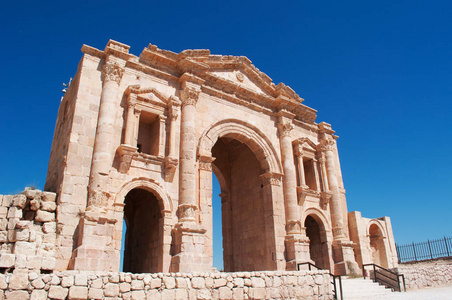 约旦 观的哈德良拱门，凯旋门建造哈德良皇帝在 129年广告在拉什考古城市，世界上最大的遗址的古罗马建筑之一的访问