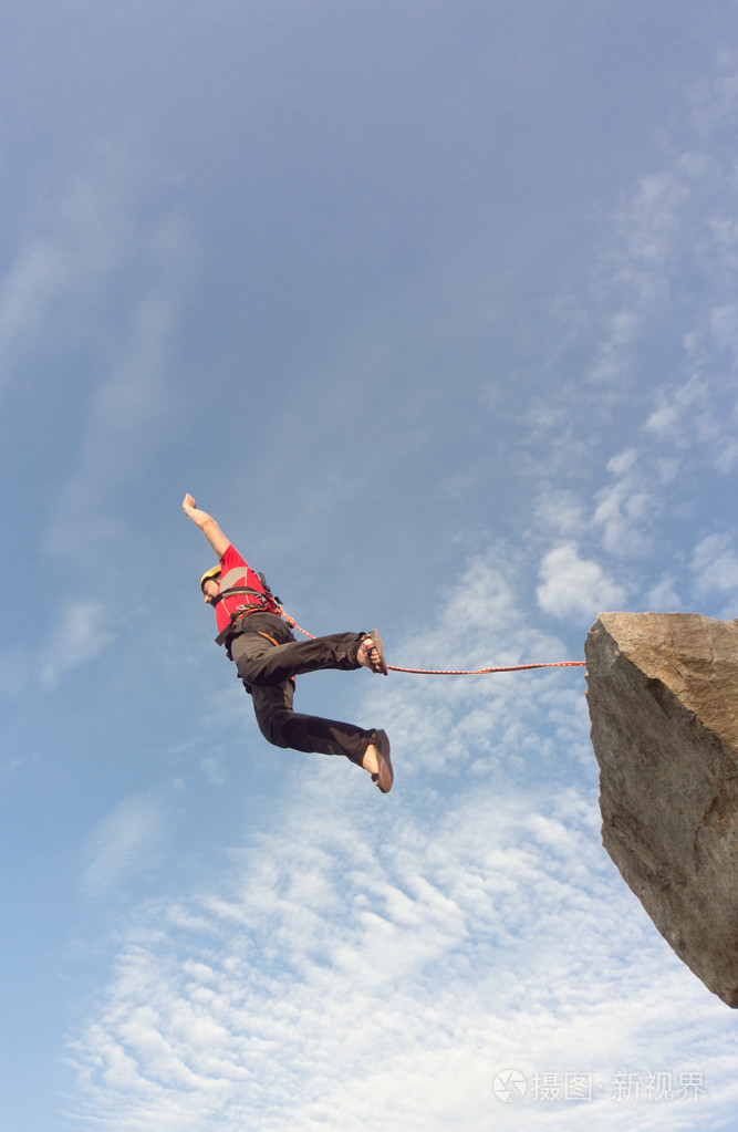 跳下悬崖用一根绳子