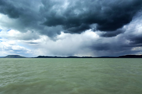 风雨如磐的巴拉顿湖匈牙利