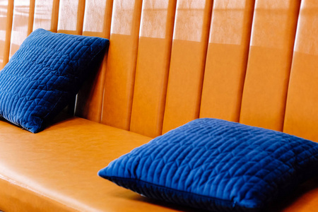 皮革沙发上蓝色枕头的特写细节