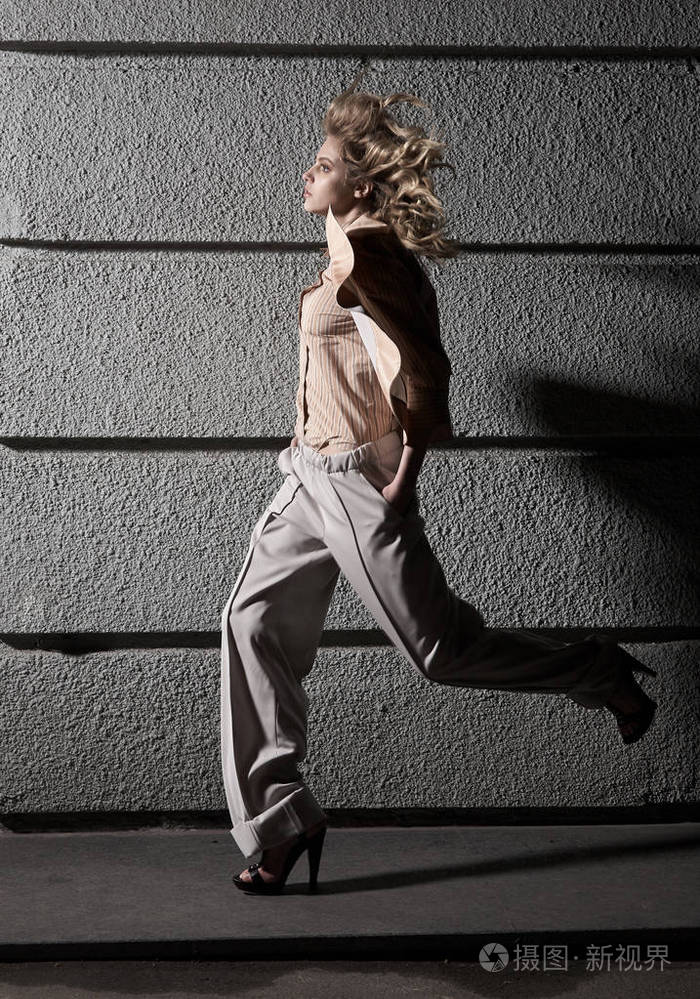 模型看一边.女性时尚,美容和广告理念.关门了复制文本空间