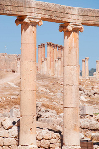 约旦 观的椭圆形广场，广场的杰拉什，考古遗址和阿尔忒弥斯神庙在后台的科林斯式石柱的离子列