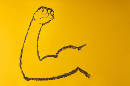 嘉籽的插图, 强人的手在黄色柔和的背景与拷贝空间, 平的放置视图