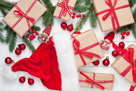 典雅的经典圣诞背景贺卡为节日。圣诞礼品盒配饰。顶部视图