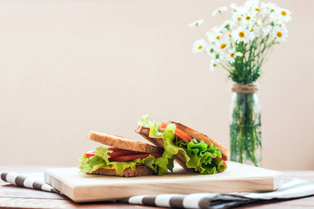一张木制木板, 配上桌上有蔬菜的烤面包和美味的早餐。早餐不错