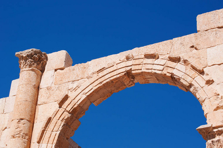 约旦 观的南门的考古市的杰拉什，上古杰拉什的其中一处最大 保存最完好的古罗马建筑在世界