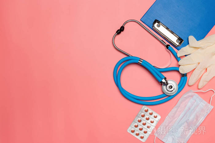 粉红色粉彩背景的医疗设备