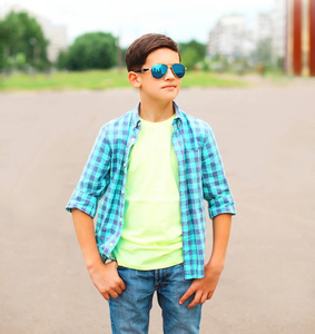 肖像时尚少年男孩在太阳镜和 t恤衫户外