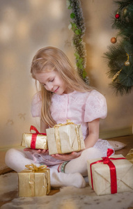 可爱的女孩在圣诞节礼物梦想图片
