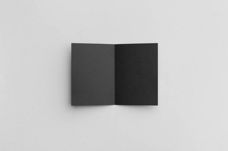 黑色 A6 双折半折叠小册子模拟