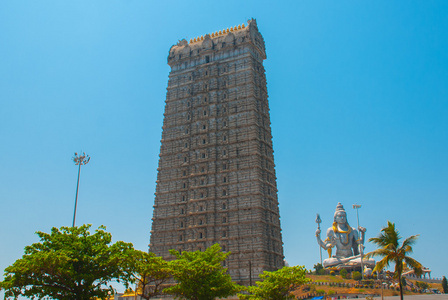 在 Murudeshwar 的湿婆勋爵雕像。Gopuram 塔。印度卡纳塔里的寺庙