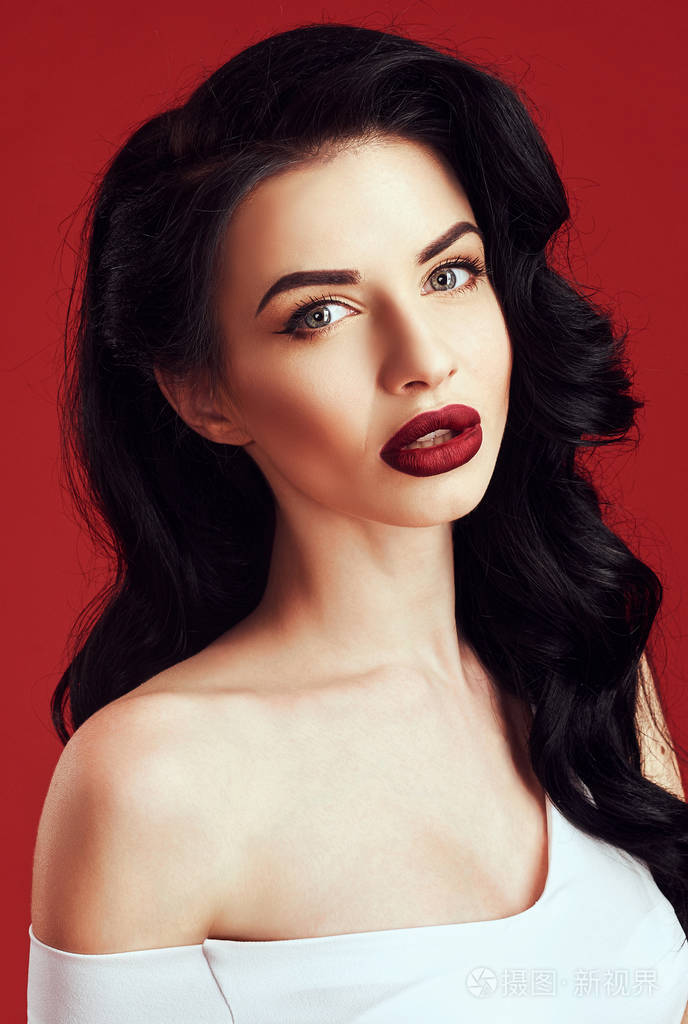 时尚化妆和发型的卷发.与长长的卷发美女模特