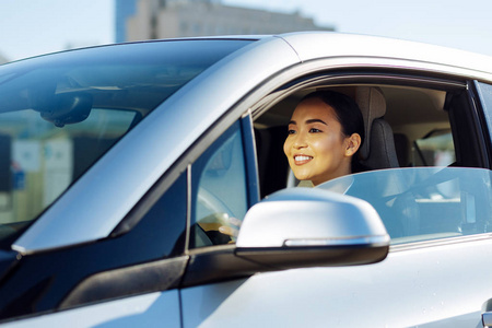 很高兴有魅力的女人开车上班照片