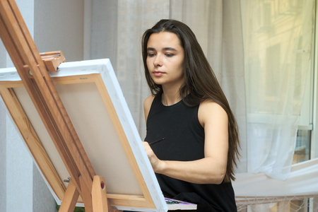艺术家在画布上的油漆图片