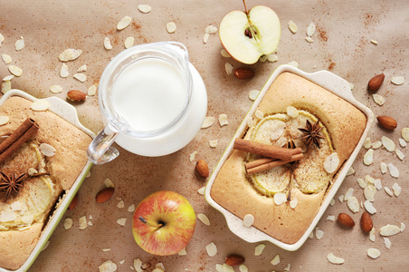 自制苹果蛋糕和牛奶罐图片