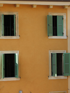 传统的意大利房子与色彩缤纷的门面和绿色彩绘的百叶帘，维罗纳