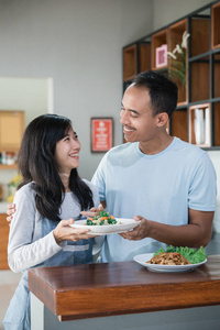 亚洲情侣在厨房里准备食物