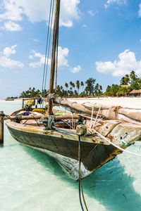 木船在海边与非洲岛屿上的背景图片