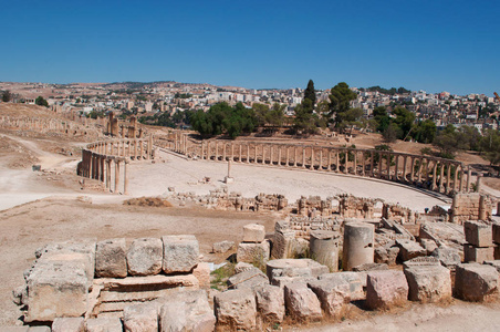 约旦 视图的椭圆形广场，拉什考古城市的主要广场周围有广泛的人行道和柱廊公元 1 世纪离子柱在杰拉什考古市上古杰拉什