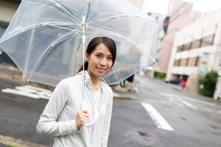 在广岛市打着伞的女人