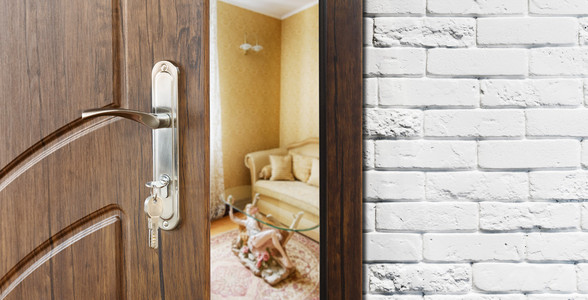 半开着的门的现代客厅特写照片