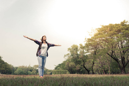 女人与放松的时间在公园里,和在大自然中享受的快乐照片