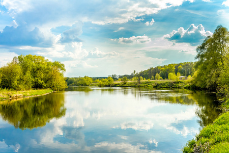 一天平静平静的夏天一天河畔景观阳光形象照片