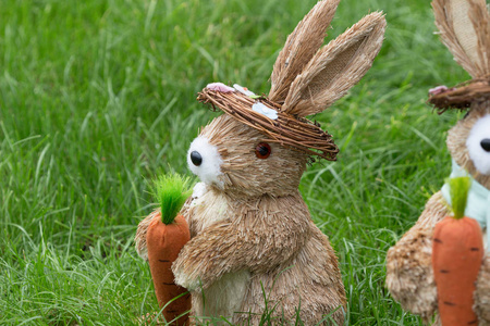 兔在花园里的雕像