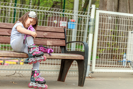 年轻女孩在防护设备和墨辊在户外公园