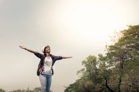 在大自然中放松身心的女人图片