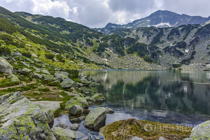 景观与鱼 Banderitsa 湖和 Banderishki 鸡峰，皮林山