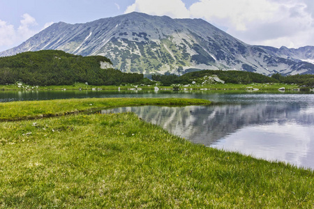 令人惊叹的景观与 Muratovo 湖和托多尔卡峰，皮林山