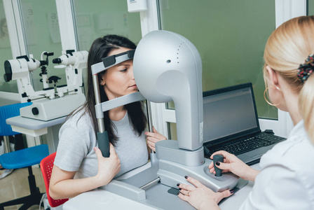 验光师在眼科门诊做角膜地形图图片
